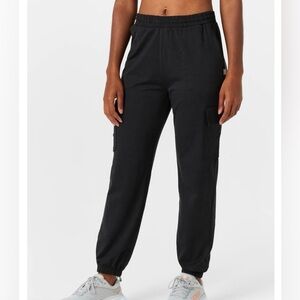 LIKE NEW VUORI boyfriend cargo joggers